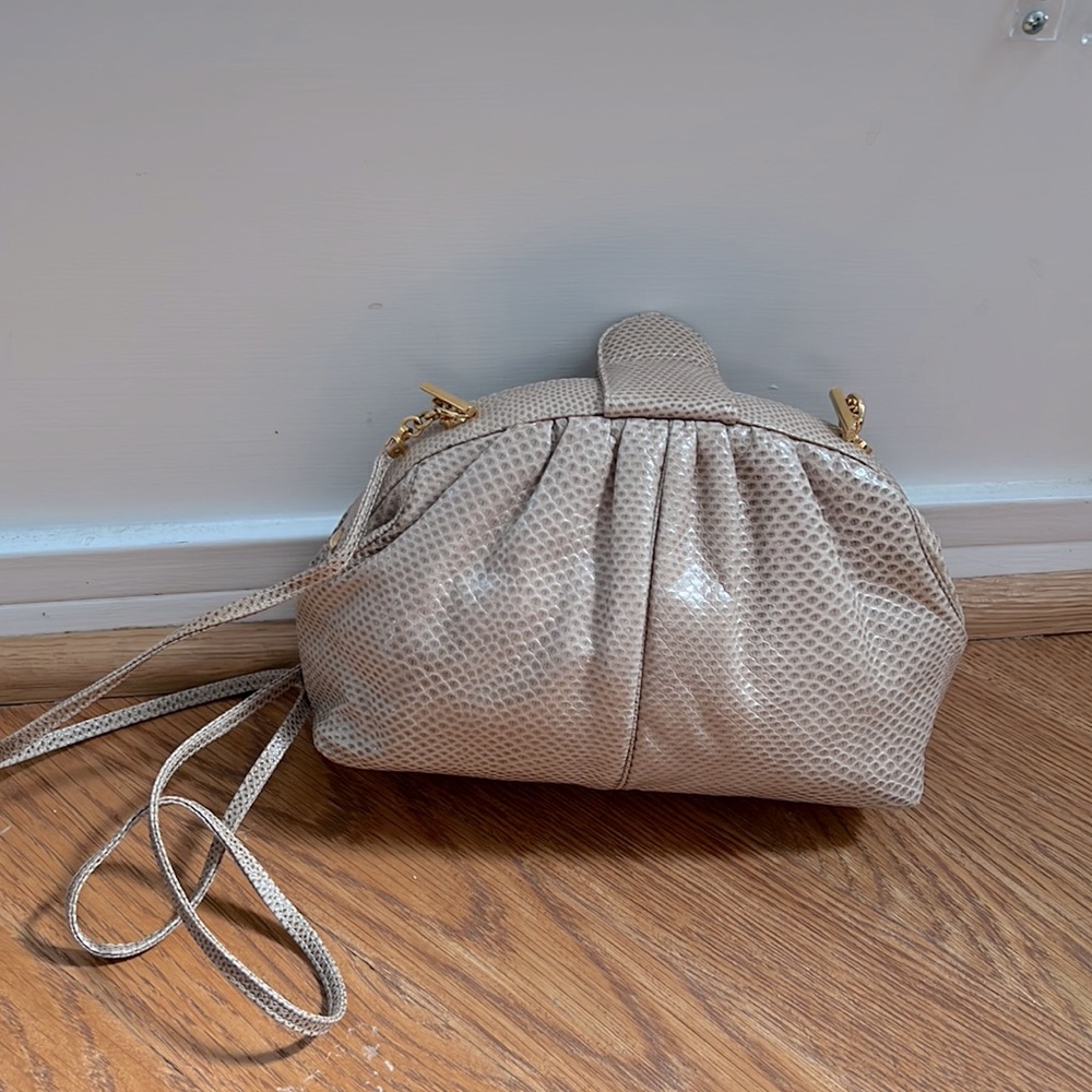 Judith Leiber~VTG~Lizard skin~beige clutch w/detach strap~Excellent condition - Picture 3 of 6